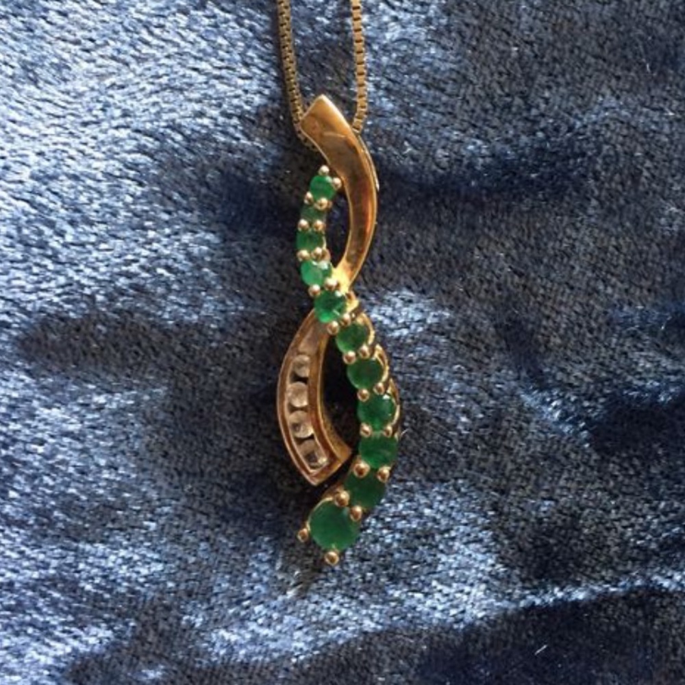 Emeralds and diamonds necklace